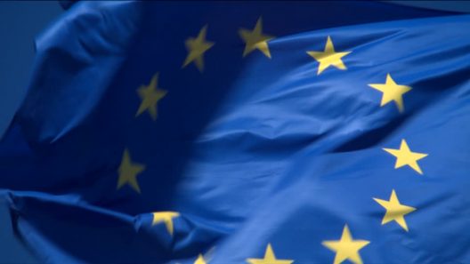 353635146-coleccion-recktenwald-bandera-de-la-union-europea-ondear-cielo-azul