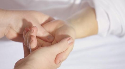 hands-1327811_1920