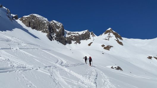 backcountry-skiiing-672404_1920