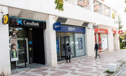 700x420_sucursales-oficinas-santander-caixabank-bbva