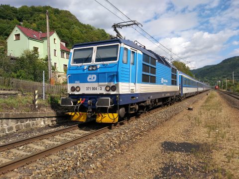 train-2732068_1920