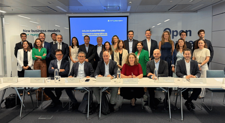 Foto de familia «Diálogo Ejecutivo ESG: cómo convertir la estrategia ESG en una ventaja para la inversión y la financiación»